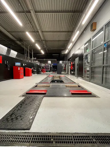 House of Cars - Stacja Kontroli Pojazdów